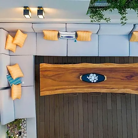 Iris Aparthotel 4*